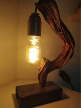Charger l'image dans la galerie, Lampe en bois fait main
